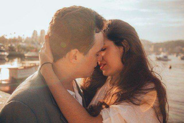 7 differences between how men and women fall in love