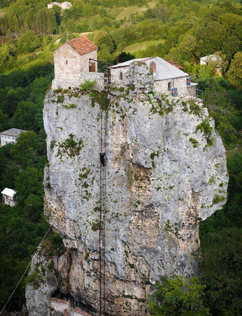 29 years alone on a cliff: Maxim Kavtaradze, Georgian monk live at a height of 40 meters