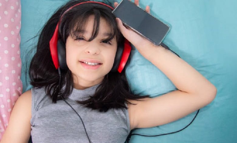 Study finds that listening to music before going to bed interferes with sleep