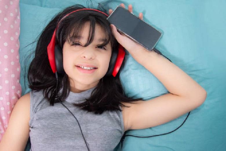 Study finds that listening to music before going to bed interferes with sleep