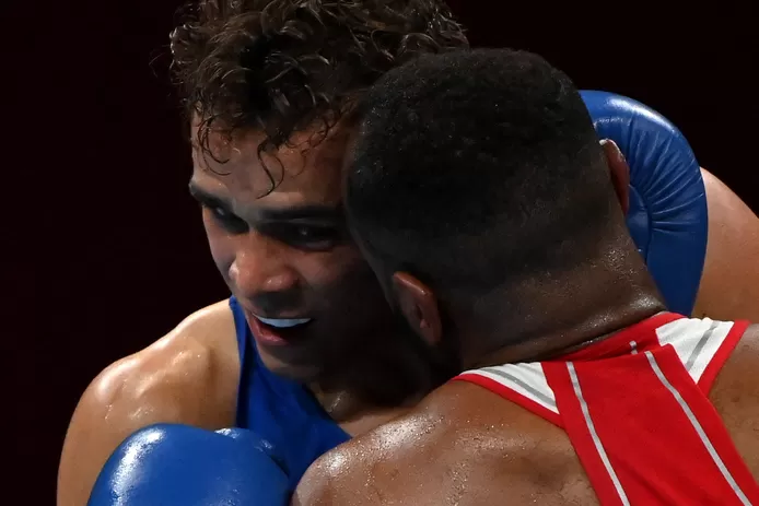 Best Mike Tyson acting: Moroccan boxer Youness Baalla tries to bite opponent in the ear