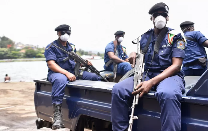 Kinshasa police officer shoots student for not wearing a mask