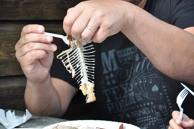 Swallowed fishbone and stuck in your throat: 3 things to do to remove it 