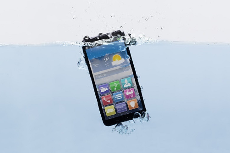 How to rescue a phone that has fallen into the water and gets wet