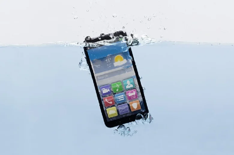 How to rescue a phone that has fallen into the water and gets wet