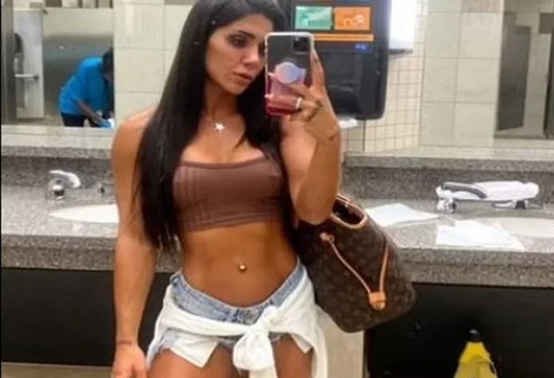 Bodybuilder is not allowed on a plane because of this outfit