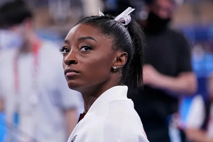 American gymnast Simone Biles (24) will not defend her title tomorrow in the individual all-round final at the Olympic Games in Tokyo.