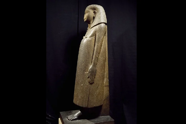 Why, in general, are the statues well preserved, but only the nose is missing?
