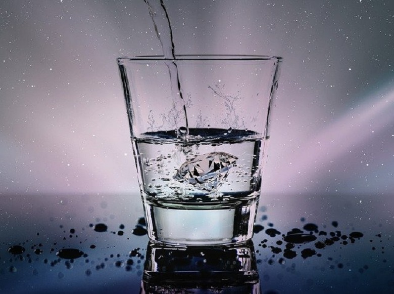 6 reasons why you shouldn't drink water left in a glass overnight