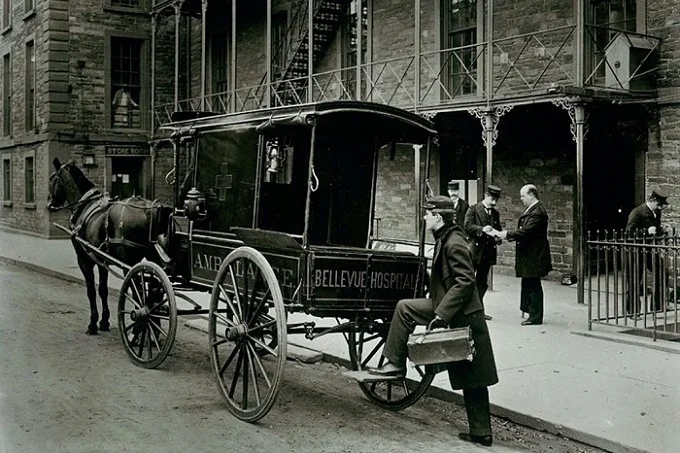 Horse ambulance carriage outside Bellevue Hospital in New York, 1895. Photo Museum of the City of New York