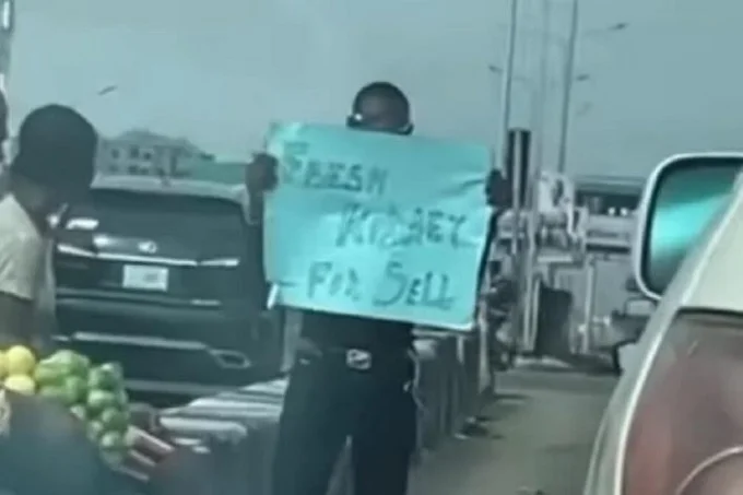 Nigeria man sells ‘fresh kidney’ in the street (Video)