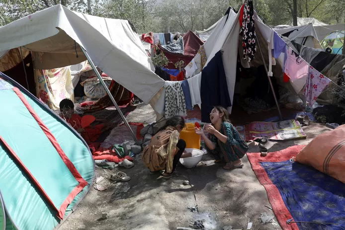 In Kabul, thousands of refugees from other provinces take shelter in hastily erected tent camps. ©AP
