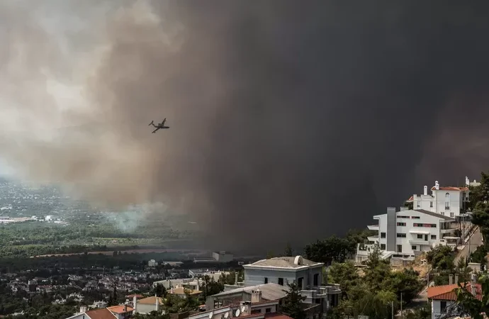 Thousands flee large fire in northern Athens: “Behind us is hell”