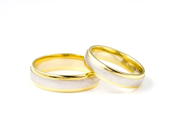 How do you buy the perfect wedding ring without your partner knowing?