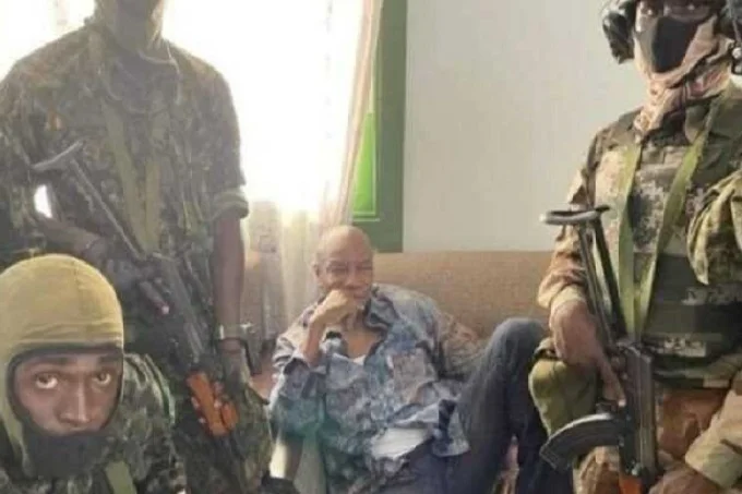 Alpha Condé sitting in the middle of the Special Forces