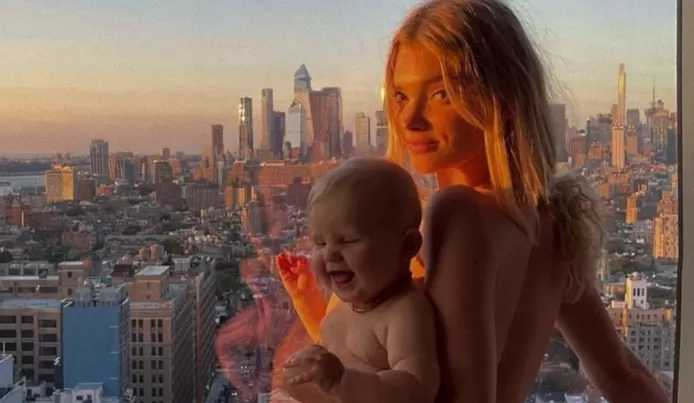Swedish top model Elsa Hosk (32) posted an unclothed photo in front of the New York skyline with daughter Tuulikki Joan Daly on Instagram