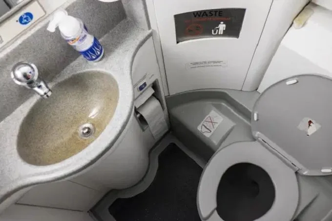 Plane stop after a Russian refuses to leave the toilet