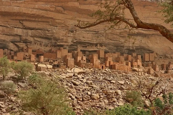 Settlements at the foot Bandiagara mountains