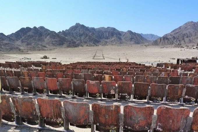 End of the world cinema: theater in the desert