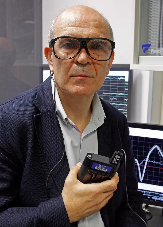 Eduardo Fernández, scientist at the Spanish Miguel Hernández University of Elche poses with the system.
