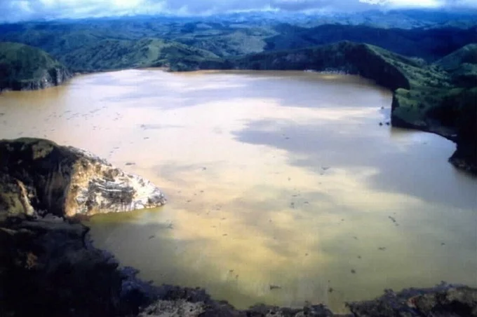 Lake Nyos turned to orange color