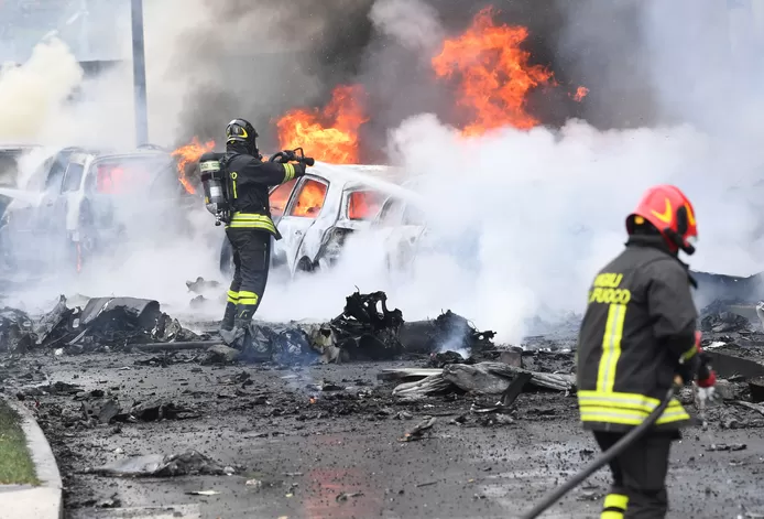 Private plane crashes in Milan: loud hiss and explosion follow crash that kills 8 people 