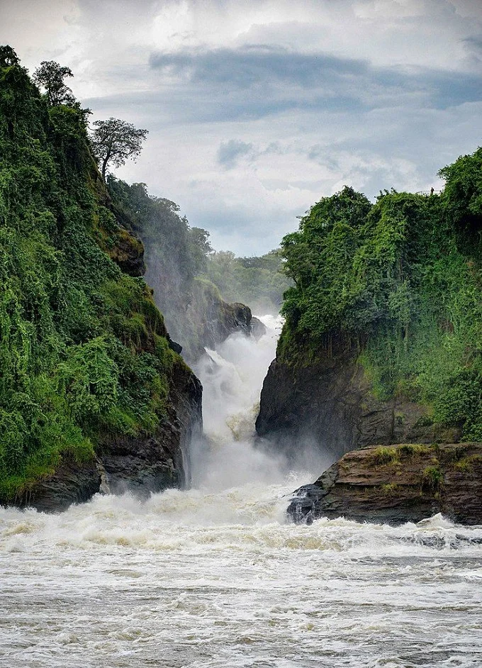 In Uganda, the Nile falls into a stormy waterfall only 7 meters wide



