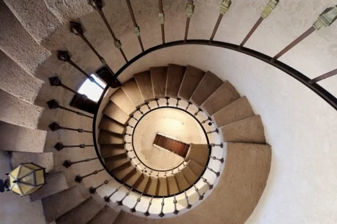 Secrets of medieval castles: why were the stairs built clockwise?