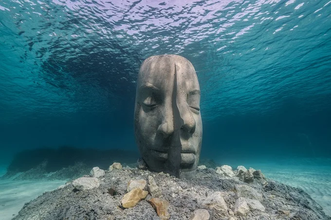 An unusual underwater "museum" with huge stone heads in Cannes