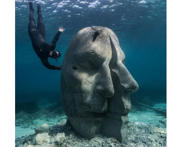 An unusual underwater "museum" with huge stone heads in Cannes