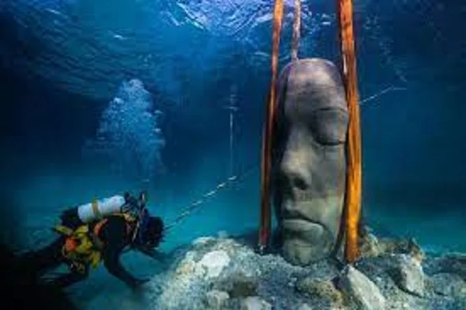 An unusual underwater "museum" with huge stone heads in Cannes