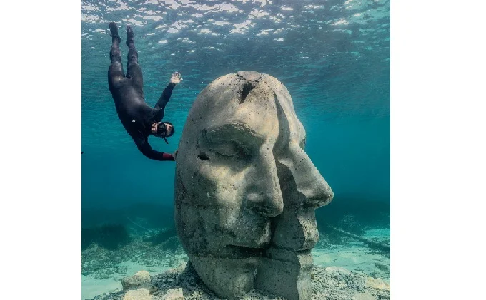 An unusual underwater "museum" with huge stone heads in Cannes