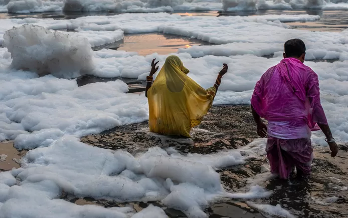 Unbelievable! Hindus bathe in a river covered with toxic foam