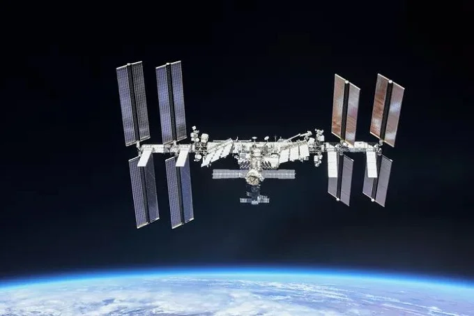 Alarm in space station due to approaching space debris
