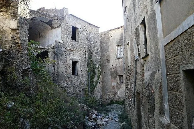 Why are there abandoned villages in Italy?