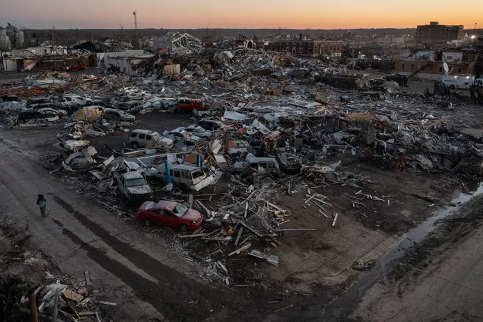 US residents measure damage after series of tornadoes: “75% of Kentucky city completely wiped off the map”