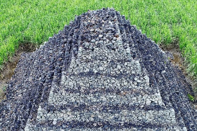 The height of the Mauritius pyramid.