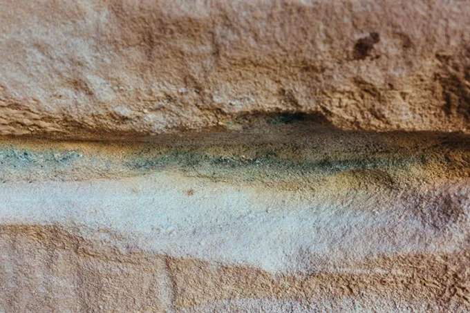Copper was extracted from green veins of malachite and chalcocite in Timna. Today, sandstone deposits may be seen across the valley and underground.