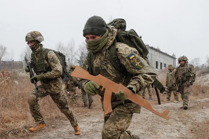 Ukrainian citizens training for Russian invasion