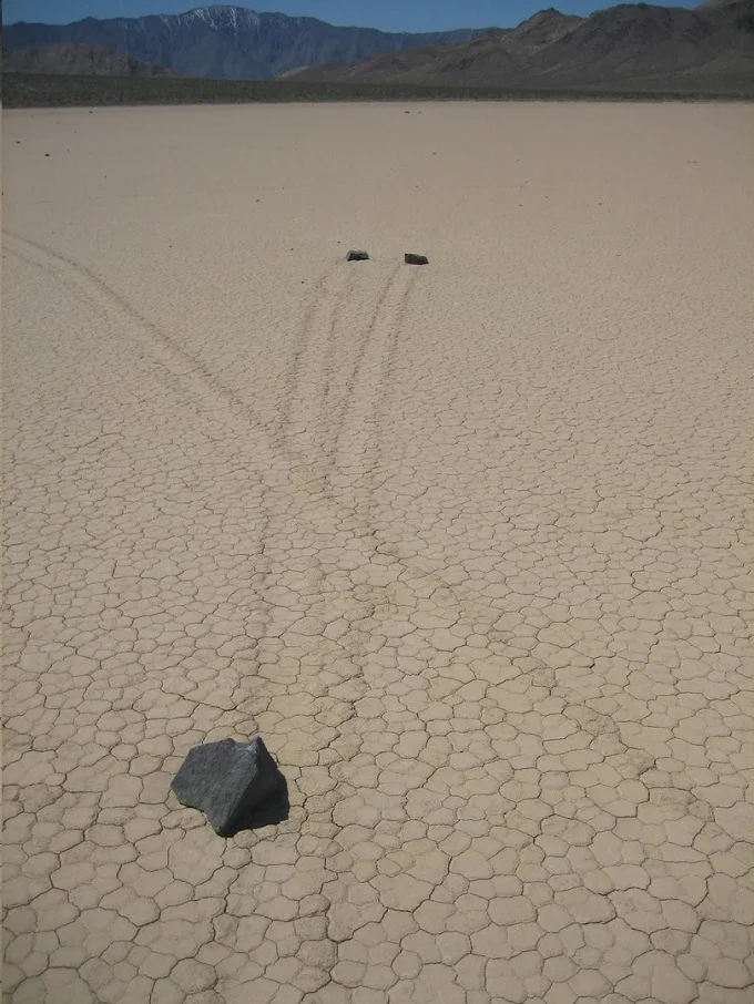 The moving Rocks of Death Valley