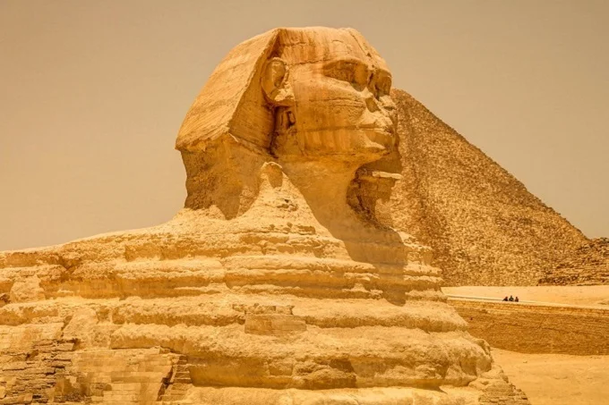 Who took off the headdress of the Sphinx?
