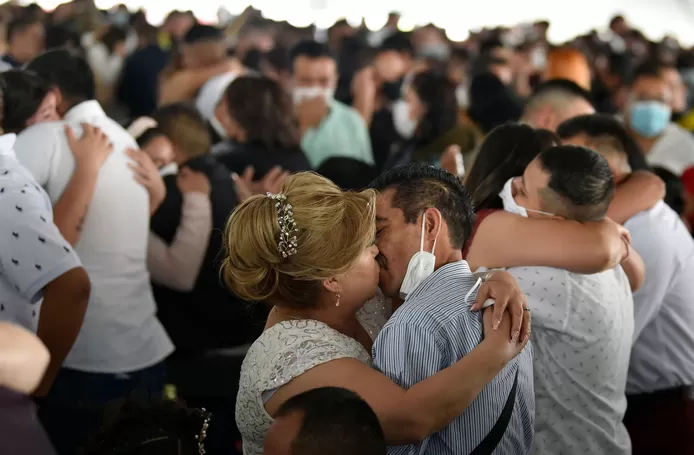More than 660 couples tied the knot on Valentine's Day in a grand collective ceremony in a Mexico City neighborhood.