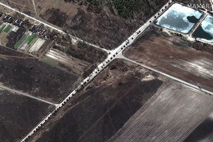 Massive Russian convoy makes no progress: “Soldiers loot supermarkets in search of food”