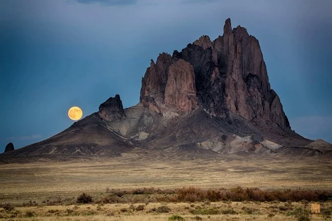 Located in northwestern New Mexico, the mysterious Shiprock is the result of a volcanic eruption that occurred about 30-40 million years ago. This place owes its name to its resemblance to the nose of a ship.