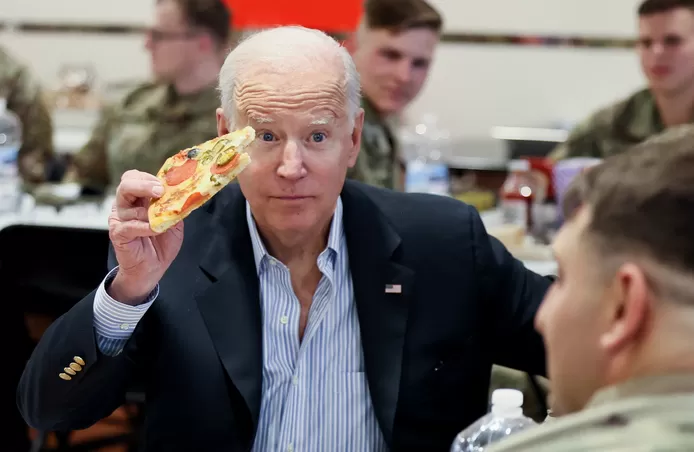 Biden visits soldiers in Poland but is hungry: “We have pizza!”