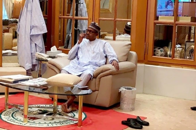 Why Photo of President Buhari picking his teeth used to illustrate bad leadership?