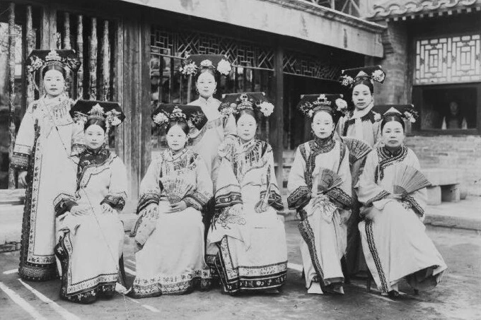 Court ladies in traditional Manchu clothing, 1910-1925