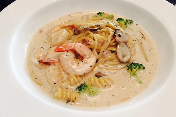 Pasta with shrimps, cherry tomatoes and basil