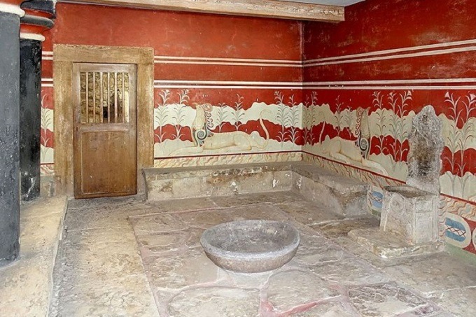 The mysteries of the palace of Knossos
