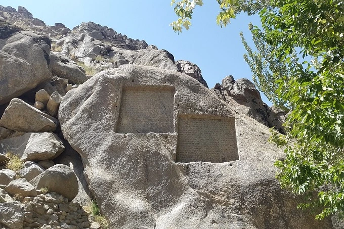 Ganjnameh inscriptions 